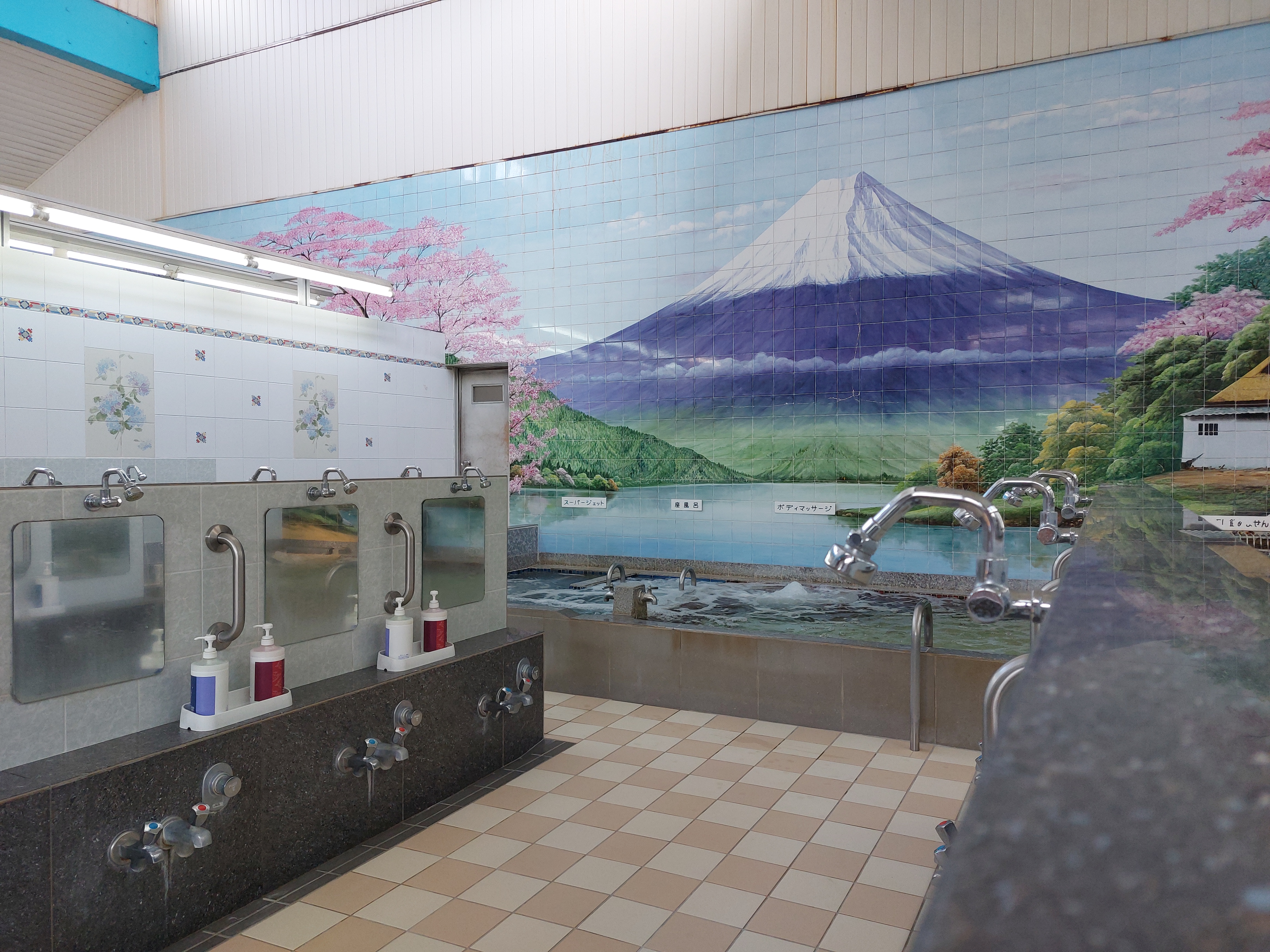 タトゥーを気にせず、心ゆくまで湯に浸かる